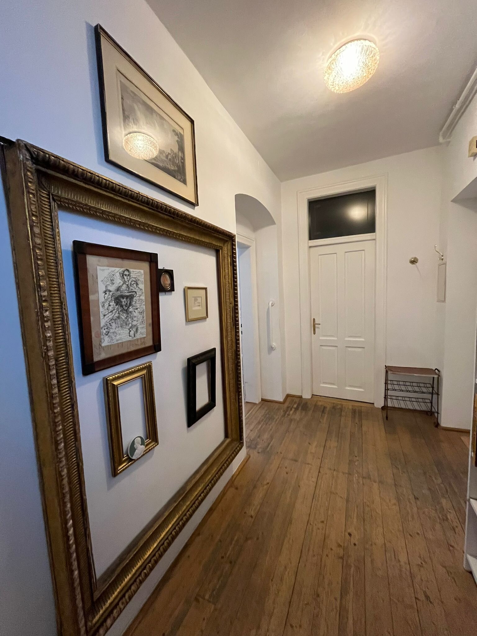 Flur mit Schlafzimmertür links und geradeaus Zugang zum Badezimmer, vorn rechts Ausgangstür