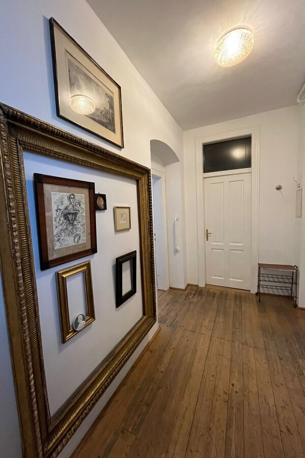 Flur mit Schlafzimmertür links und geradeaus Zugang zum Badezimmer, vorn rechts Ausgangstür