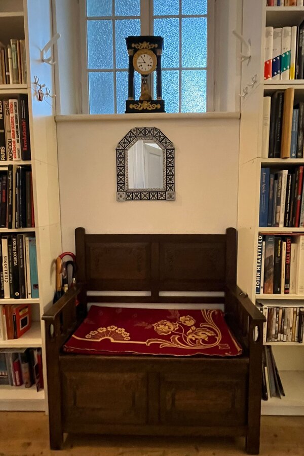 Sitzbanktruhe im Flur