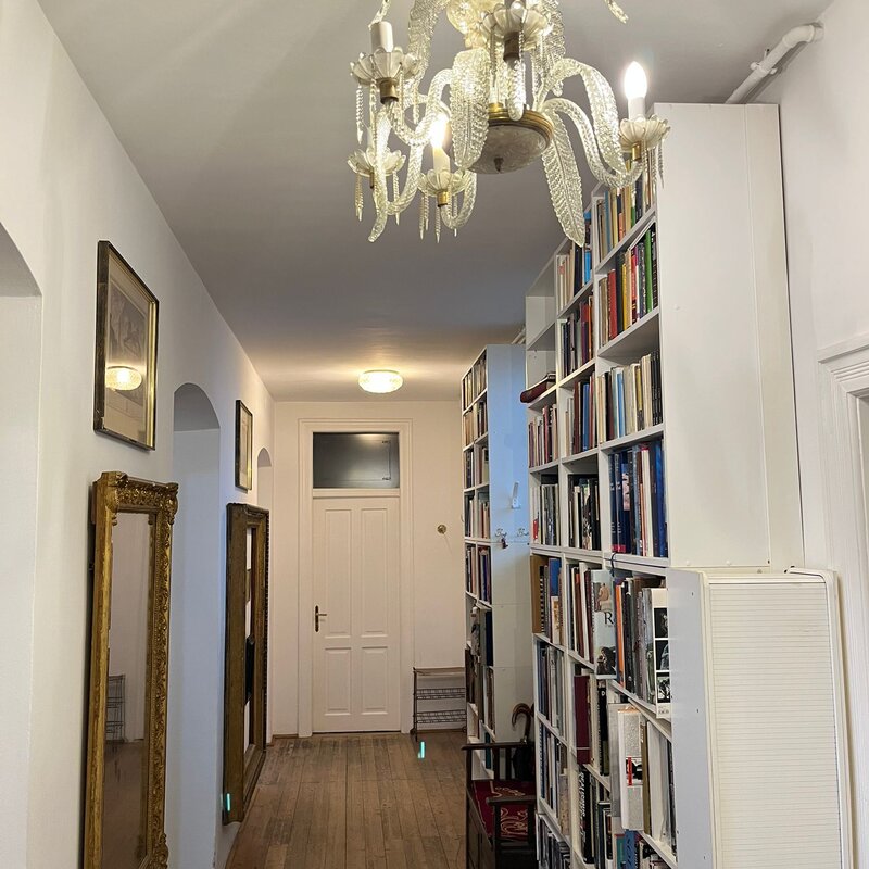 Flur von Höhe Wohnzimmertür, Toilettentür (rechts leicht sichtbar) und Küchentür aus gesehen