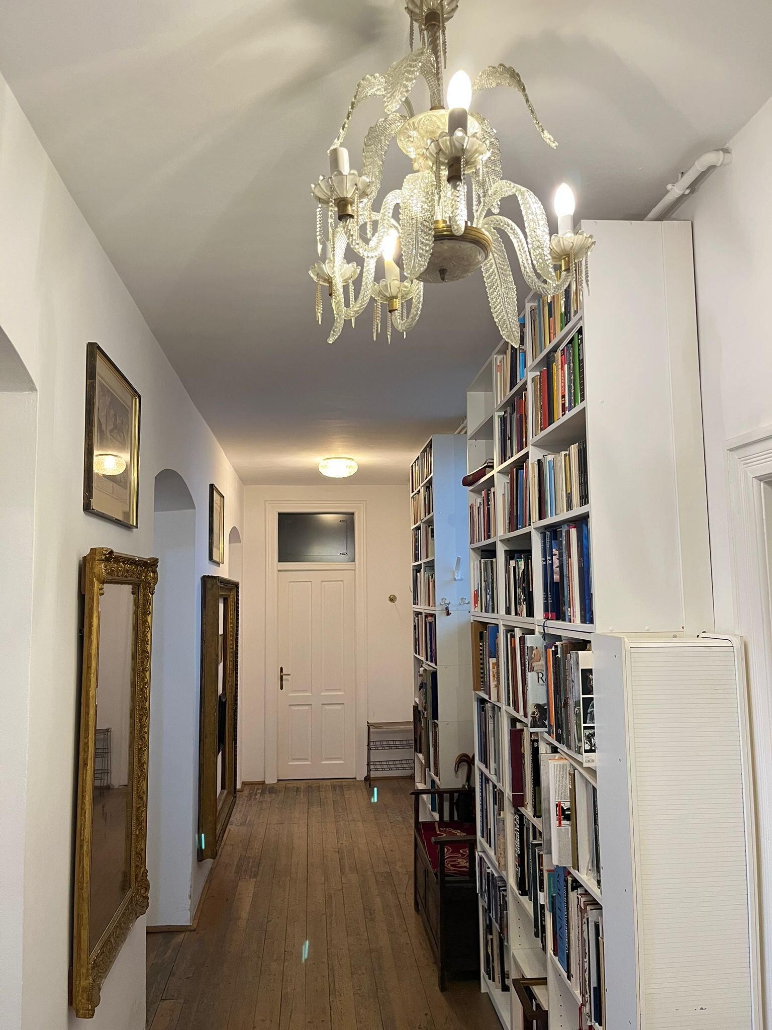 Flur von Höhe Wohnzimmertür, Toilettentür (rechts leicht sichtbar) und Küchentür aus gesehen