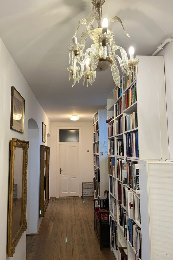 Flur von Höhe Wohnzimmertür, Toilettentür (rechts leicht sichtbar) und Küchentür aus gesehen