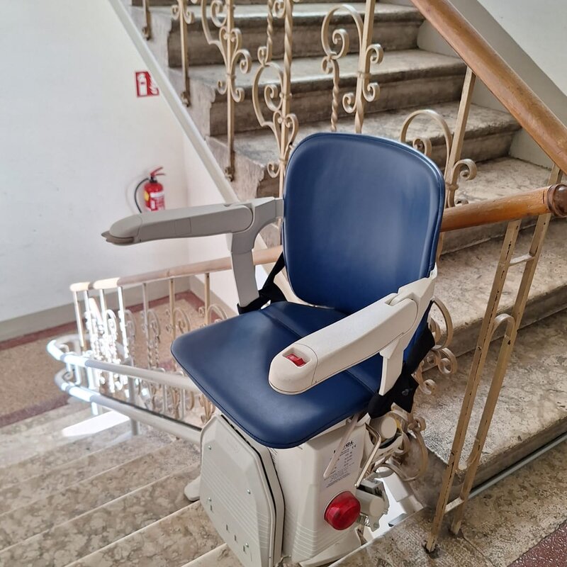 Treppenlift bis zum Wohnungseingang verfügbar