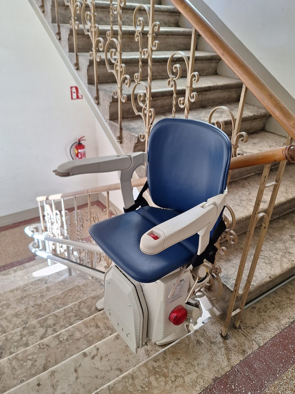 Treppenlift bis zum Wohnungseingang verfügbar