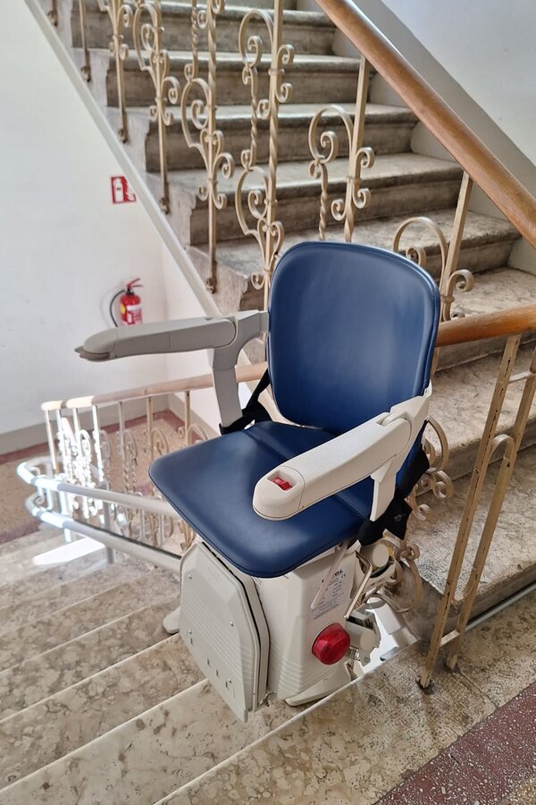 Treppenlift bis zum Wohnungseingang verfügbar