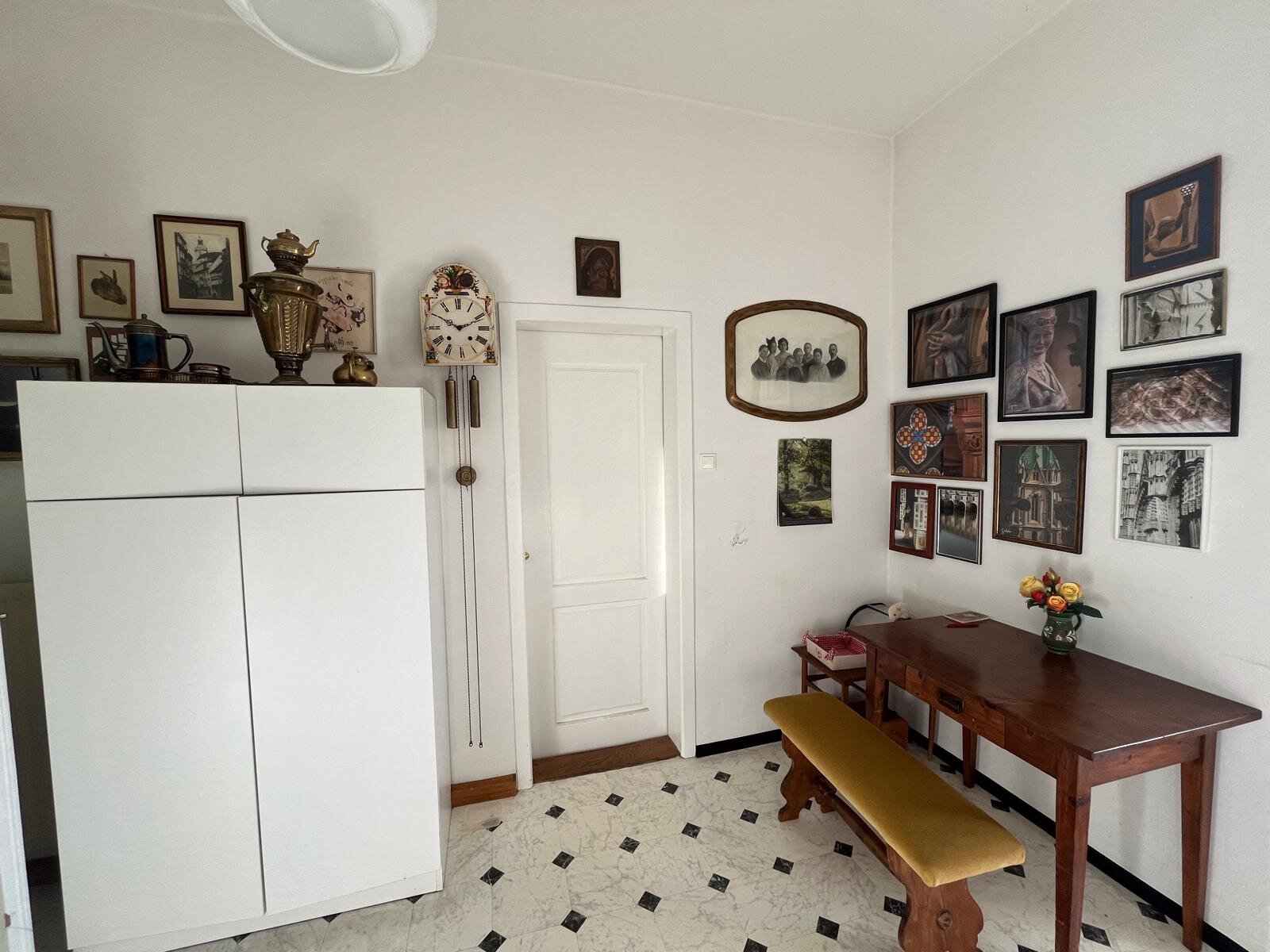 Küchentisch mit Haushaltsraum