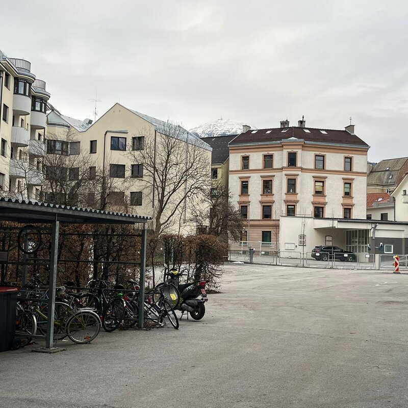 Innenhof mit Parkplatz