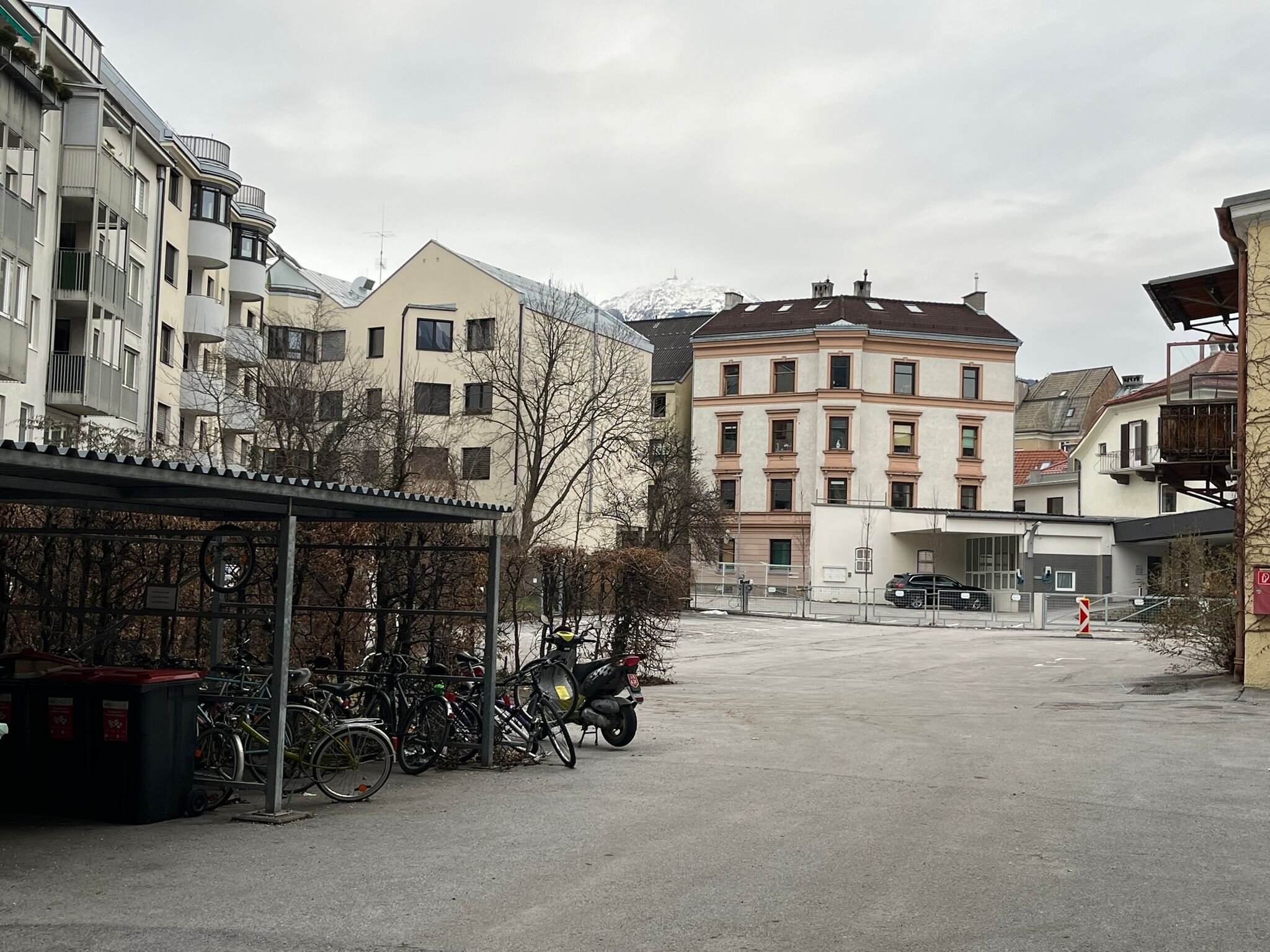 Innenhof mit Parkplatz