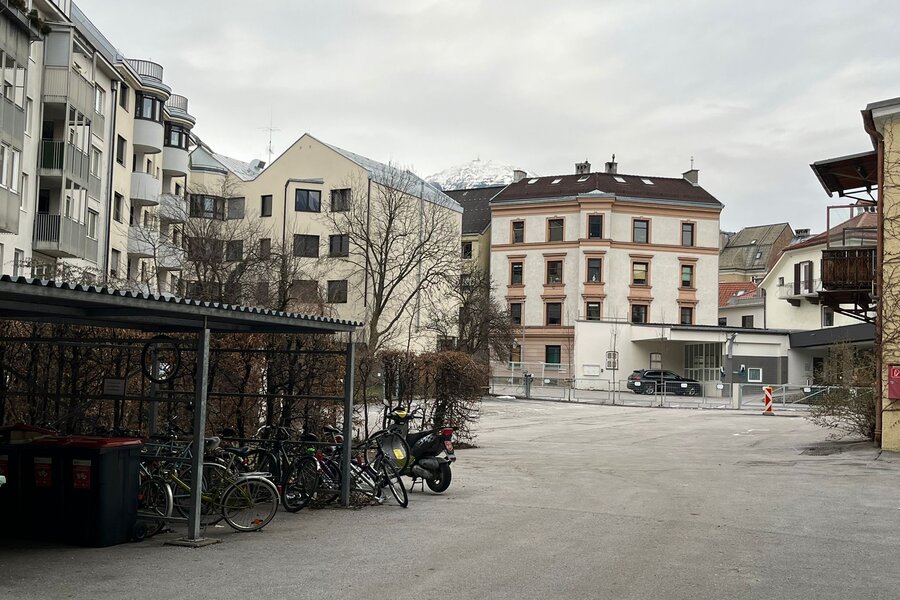 Innenhof mit Parkplatz