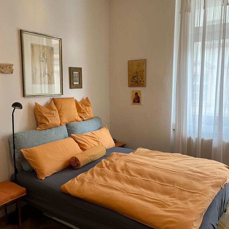 Doppelbett mit Blick auf Balkon