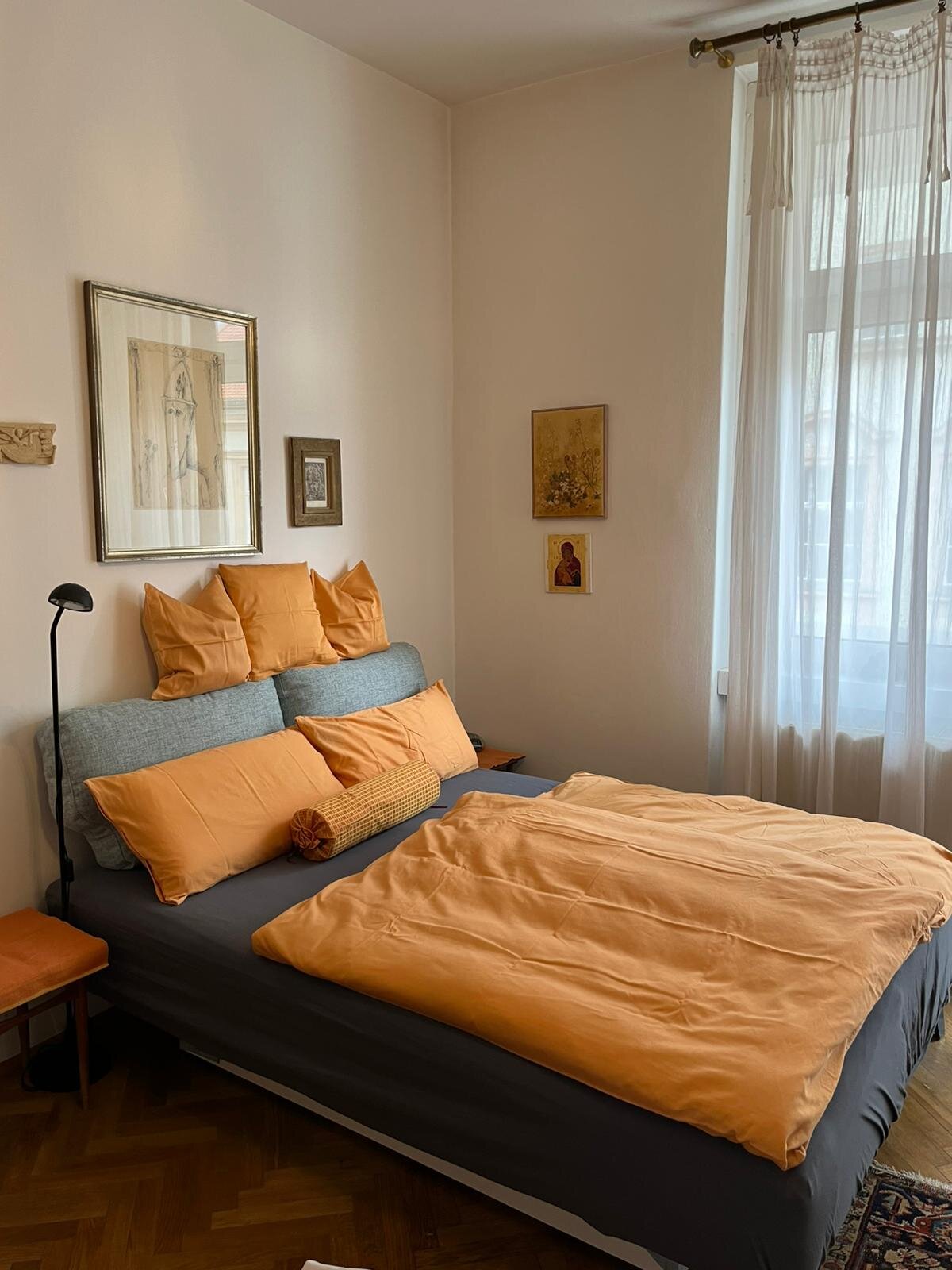 Doppelbett mit Blick auf Balkon