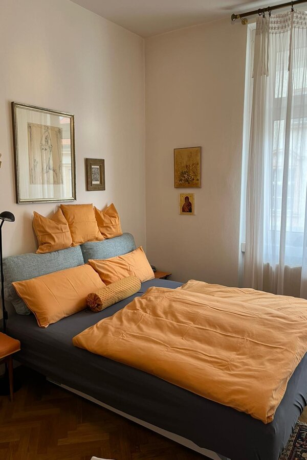 Doppelbett mit Blick auf Balkon