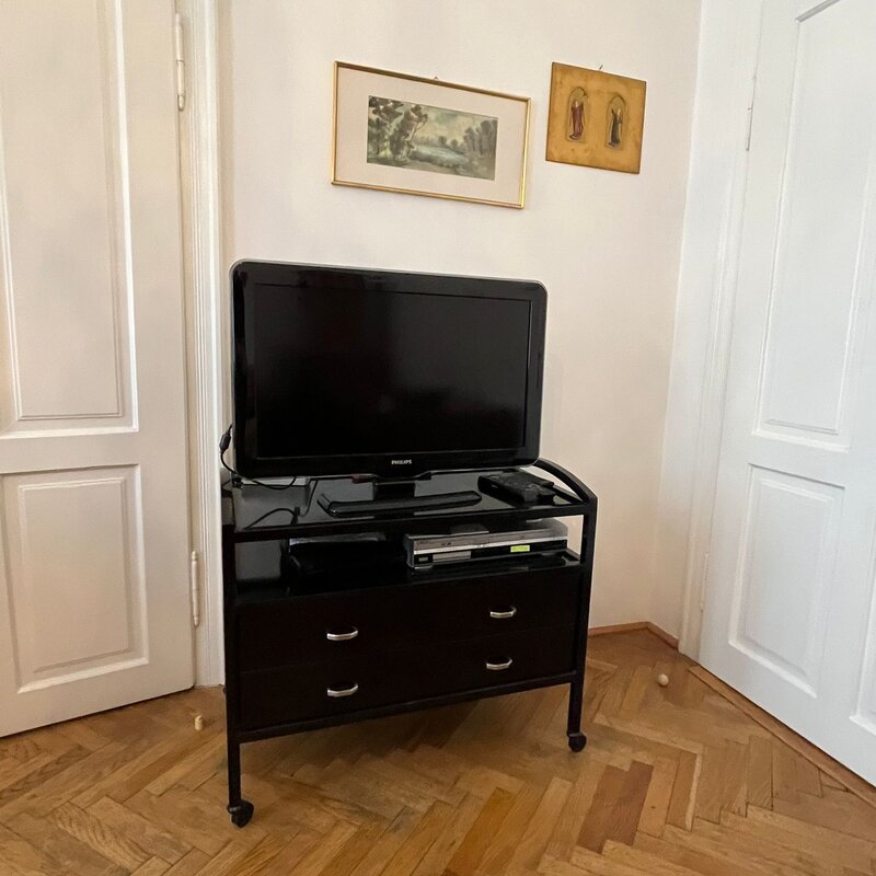 Fernseher mit DVD-Player im Wohnzimmer
