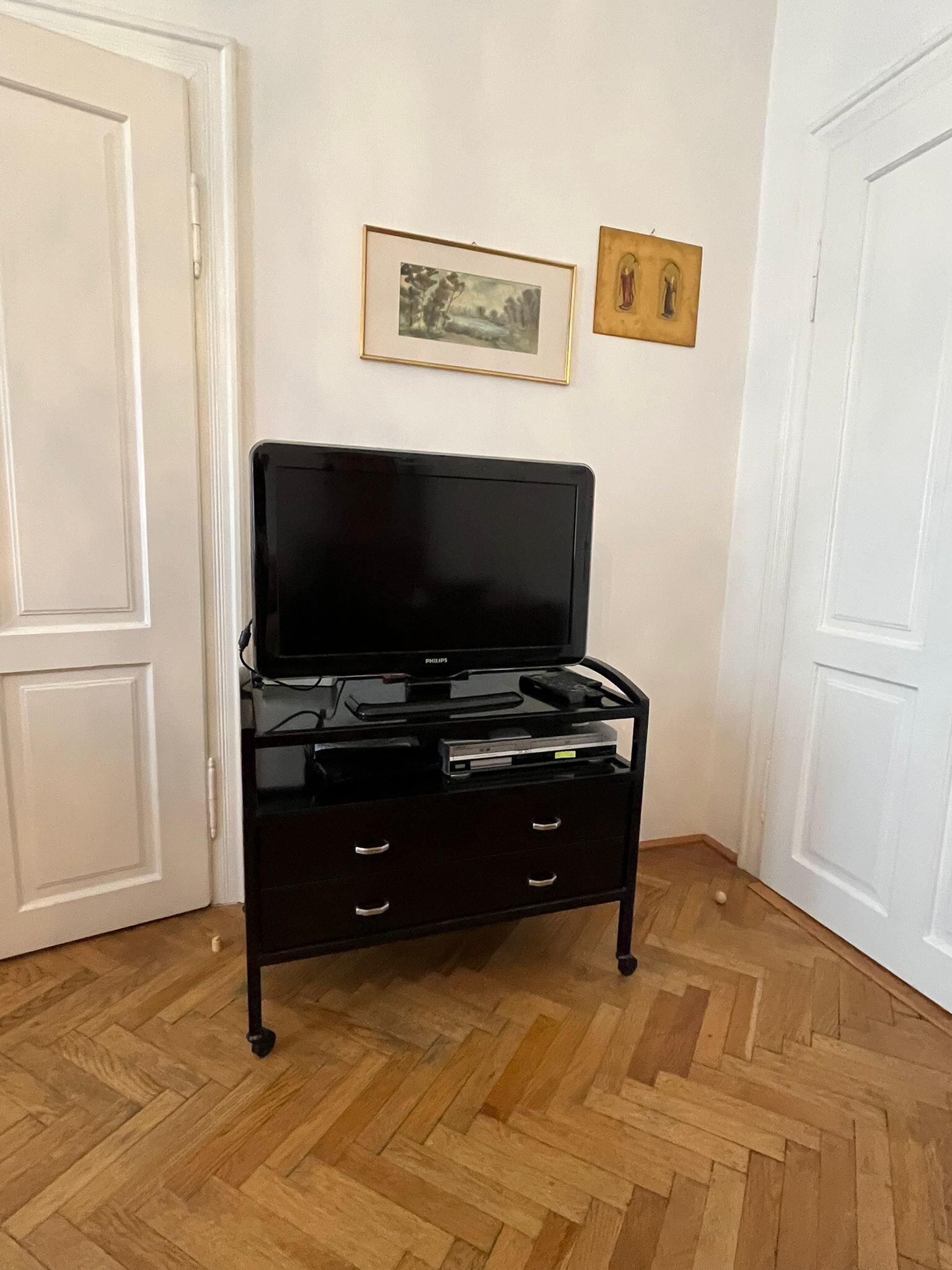 Fernseher mit DVD-Player im Wohnzimmer