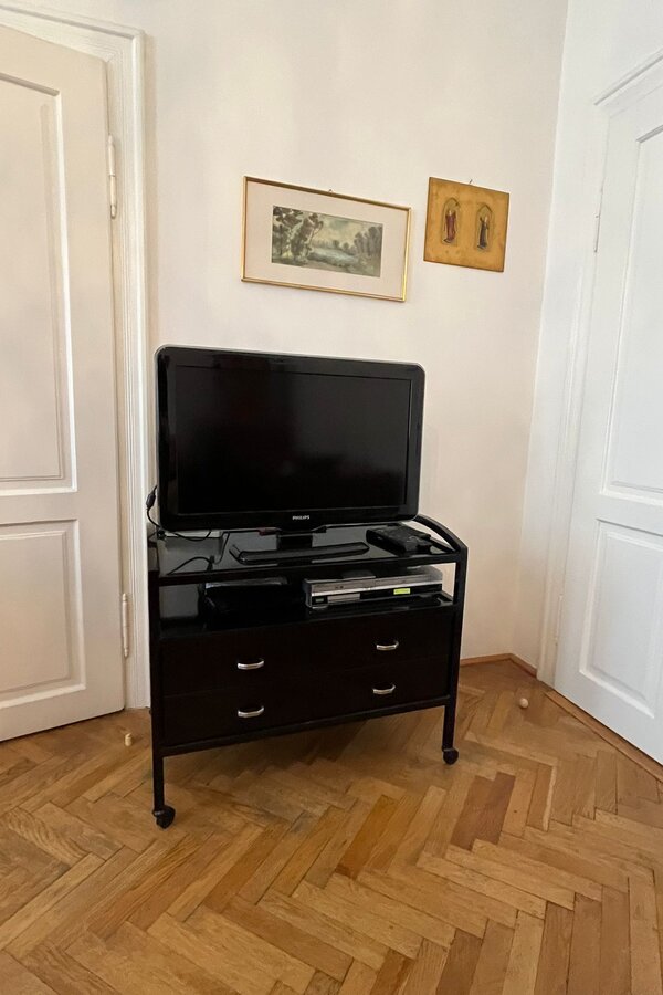 Fernseher mit DVD-Player im Wohnzimmer