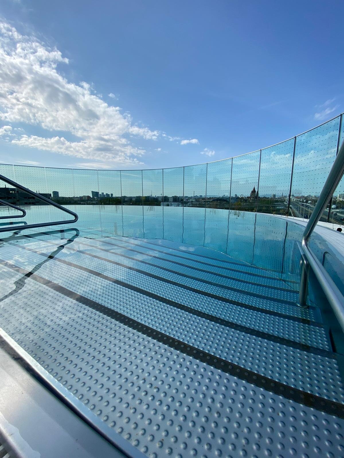 Luxurious apartment with breathtaking views directly at the New Danube