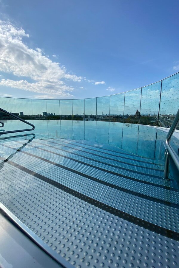 Luxurious apartment with breathtaking views directly at the New Danube