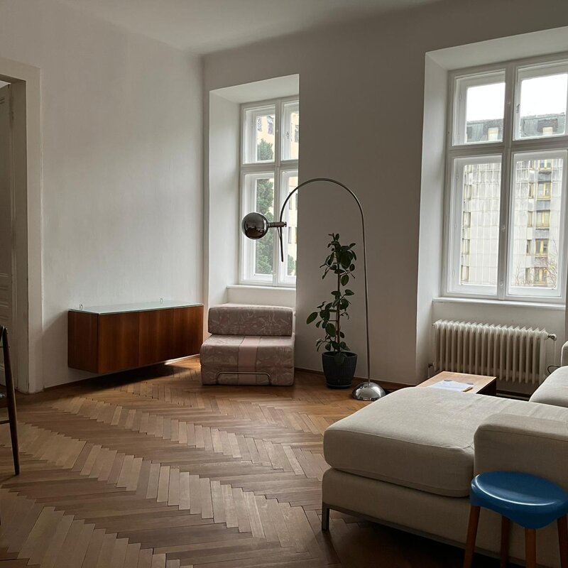 Wohnzimmer mit Sofa und Esstisch | © ursula mayer