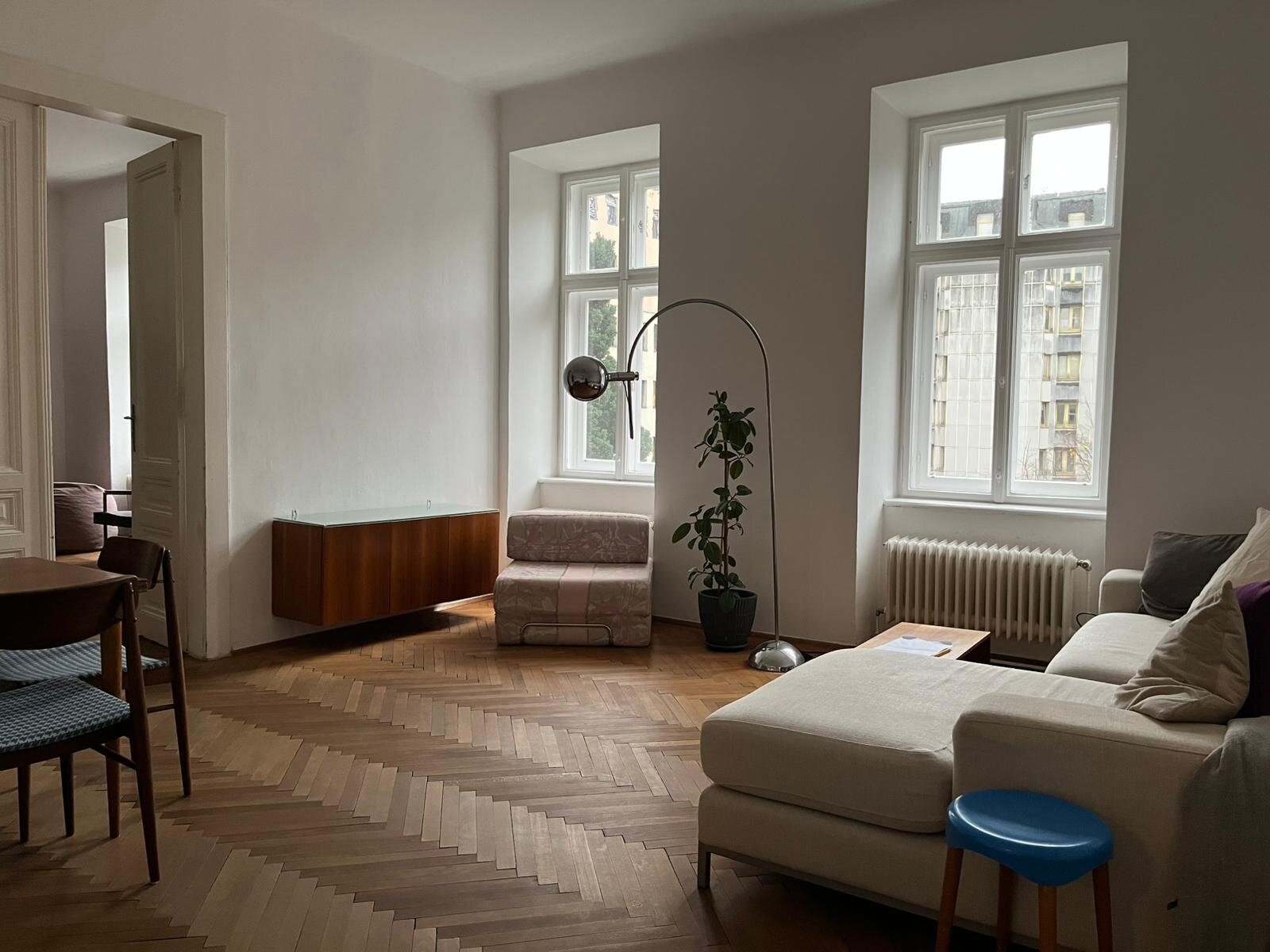 Wohnzimmer mit Sofa und Esstisch | © ursula mayer