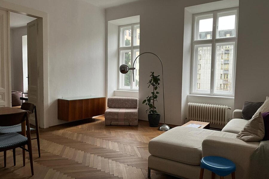 Wohnzimmer mit Sofa und Esstisch | © ursula mayer