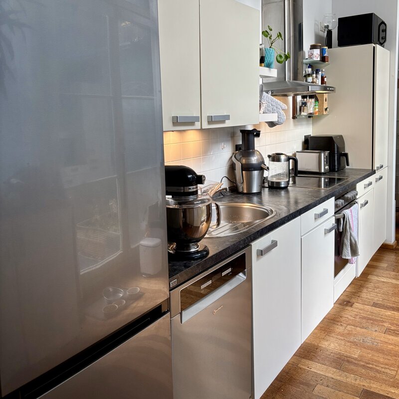 Küchenzeile mit Kitchen Aid, Entsafter, Wasserkocher, Toaster, Heißluftfriteuse