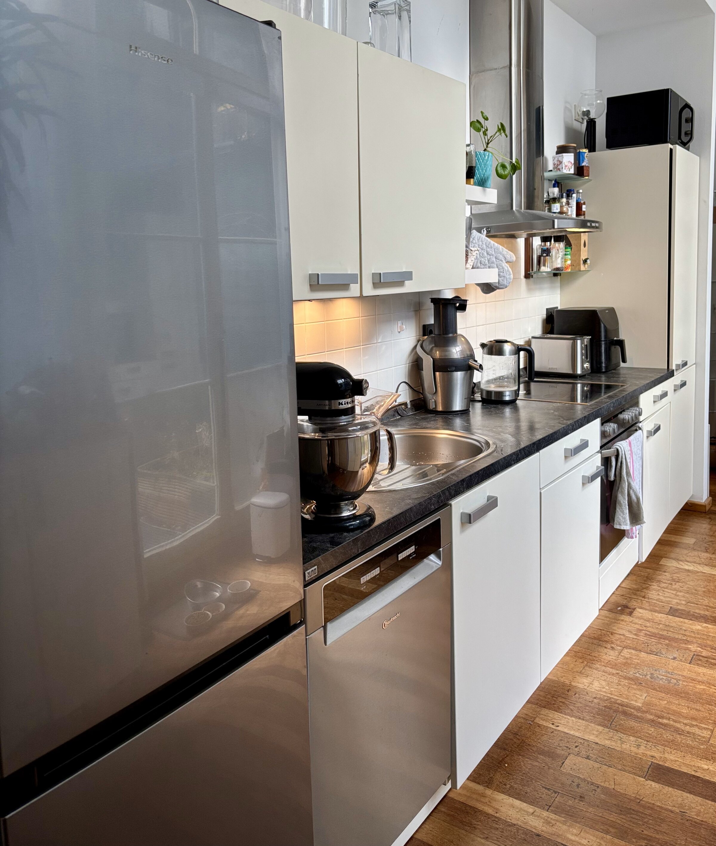 Küchenzeile mit Kitchen Aid, Entsafter, Wasserkocher, Toaster, Heißluftfriteuse