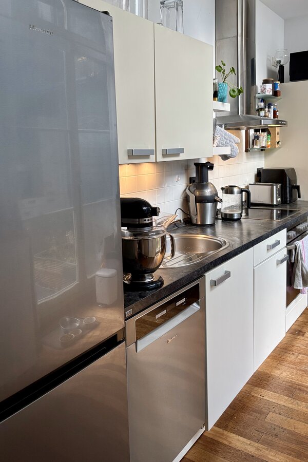 Küchenzeile mit Kitchen Aid, Entsafter, Wasserkocher, Toaster, Heißluftfriteuse