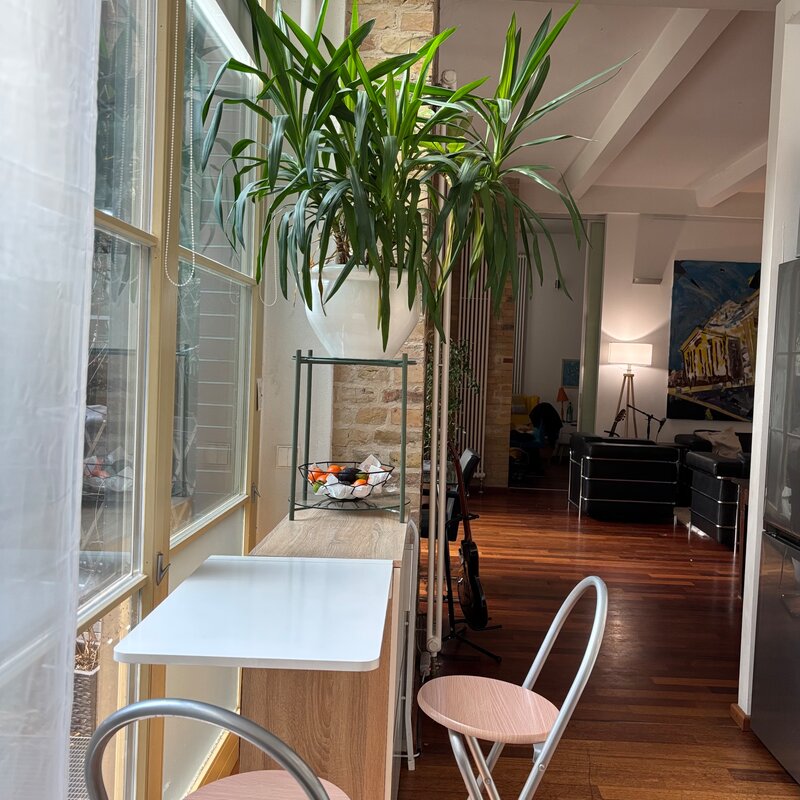 Sitzplätze am Fenster mit Blick in den Garten