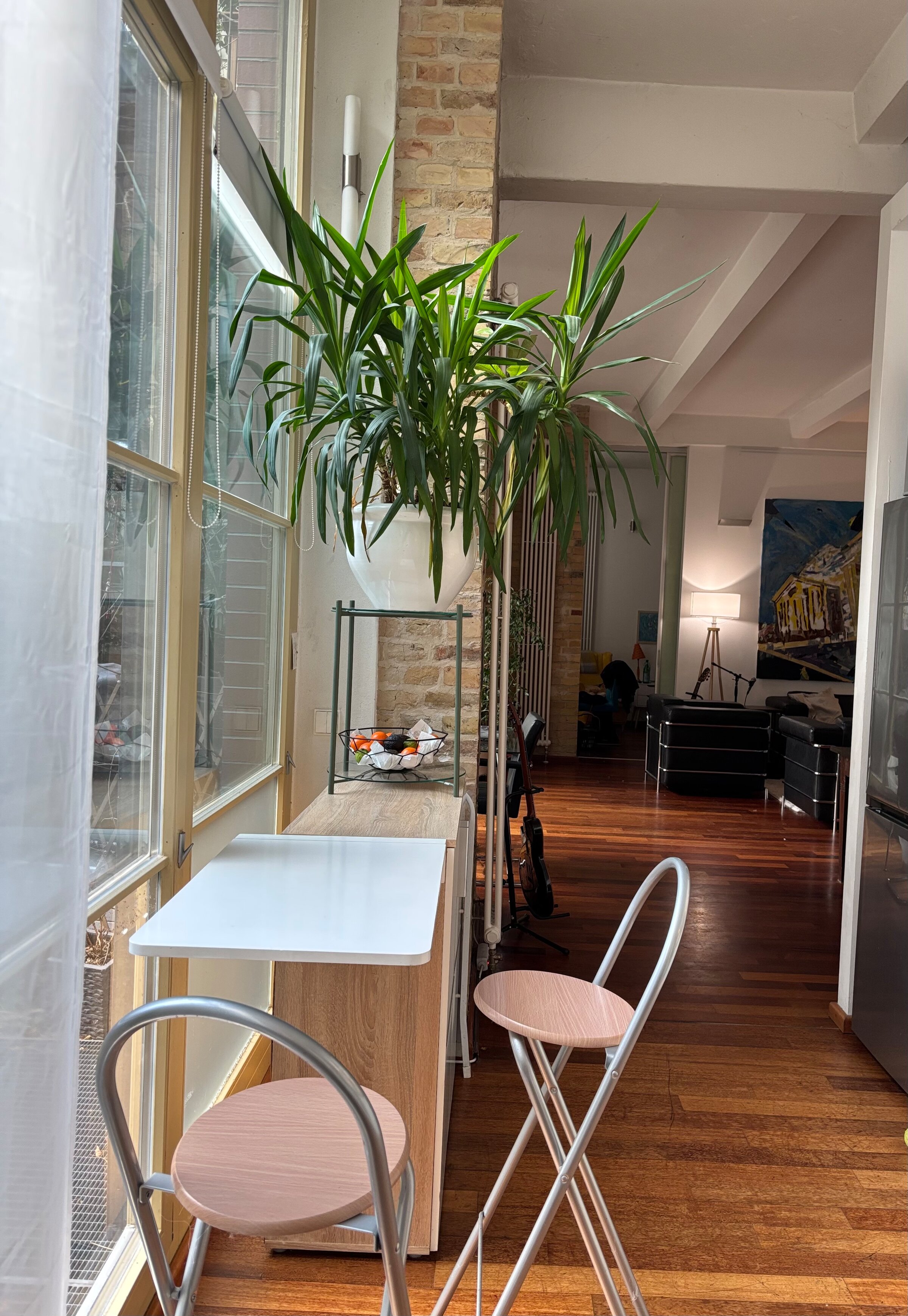 Sitzplätze am Fenster mit Blick in den Garten