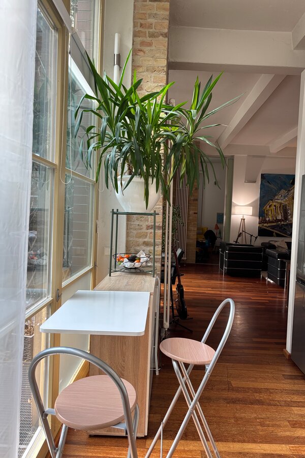 Sitzplätze am Fenster mit Blick in den Garten