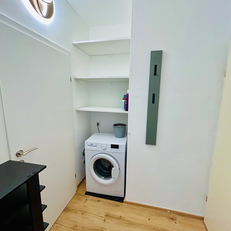 Vorraum mit Waschmaschine und Stauraum