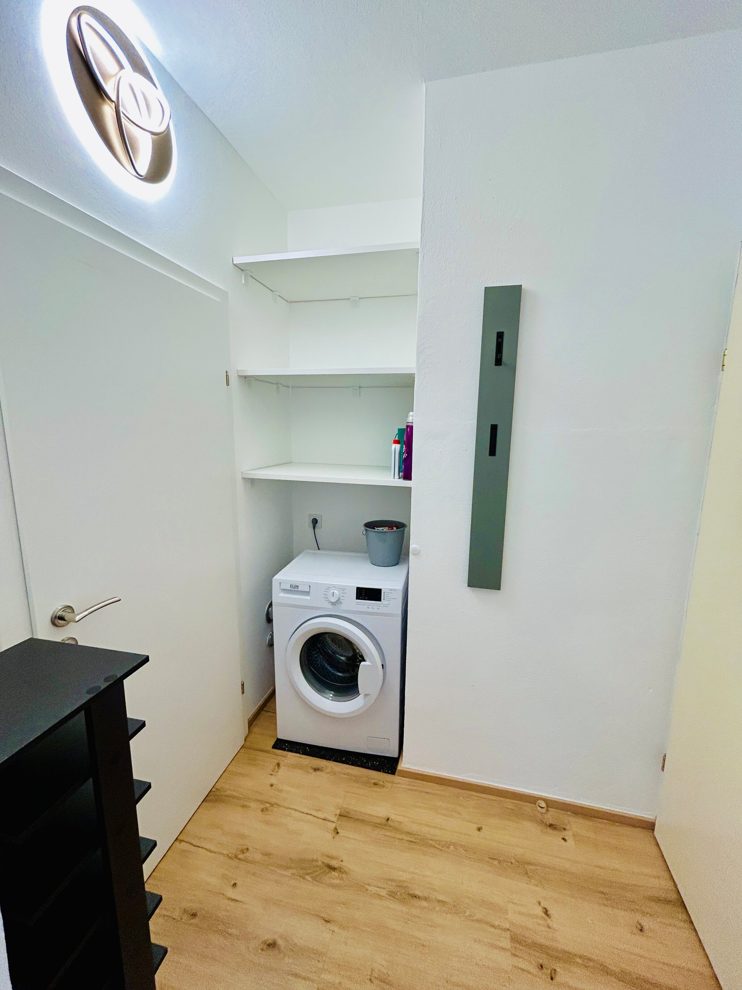 Vorraum mit Waschmaschine und Stauraum
