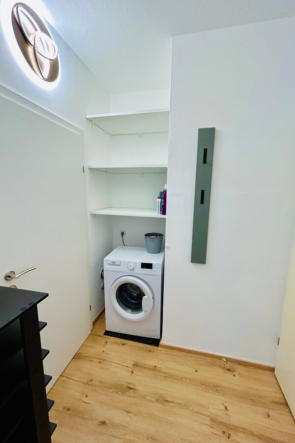 Vorraum mit Waschmaschine und Stauraum
