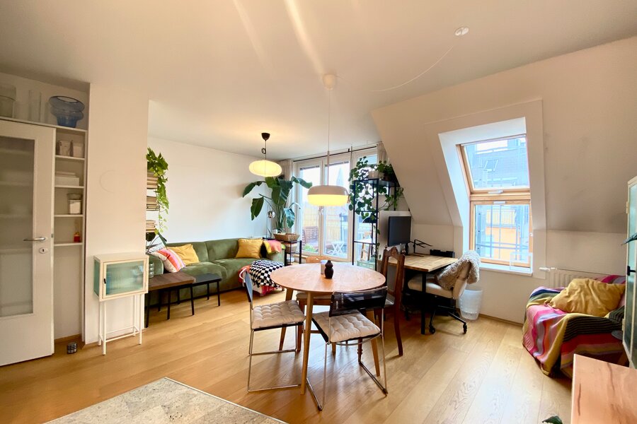 Helles Wohnzimmer mit Holzboden & Pflanzen – 2-Zimmer Wohnung zur Kurzzeitmiete, Wohnen auf Zeit für 1 bis 6 Monate in Wien