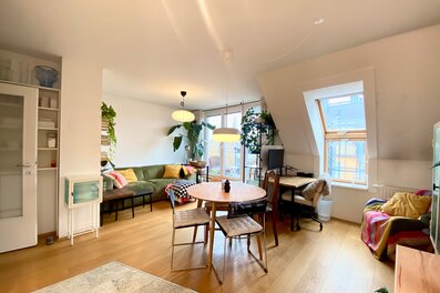 Helles Wohnzimmer mit Holzboden & Pflanzen – 2-Zimmer Wohnung zur Kurzzeitmiete, Wohnen auf Zeit für 1 bis 6 Monate in Wien