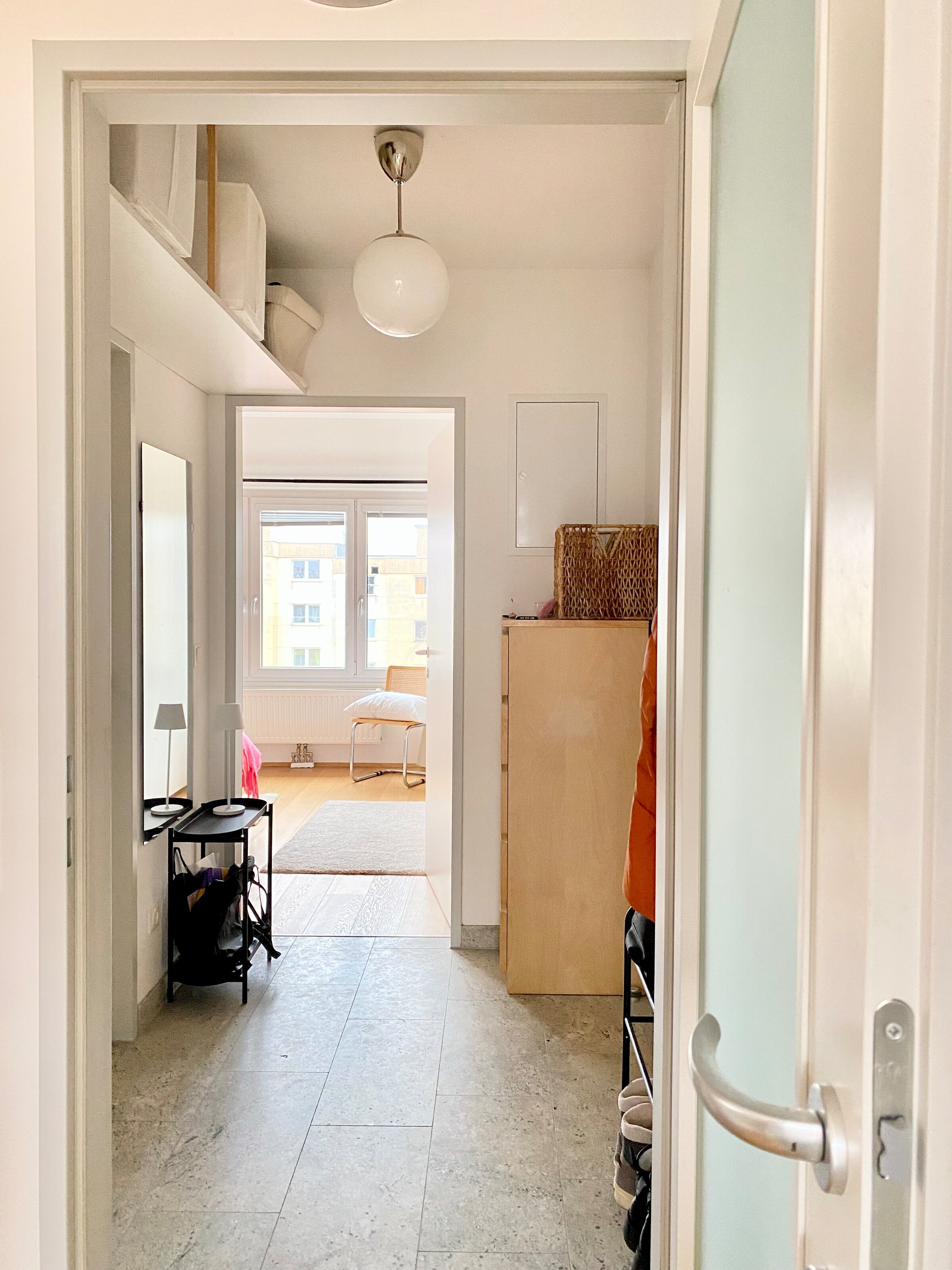 Blick von Küche in Flur und Schlafzimmer