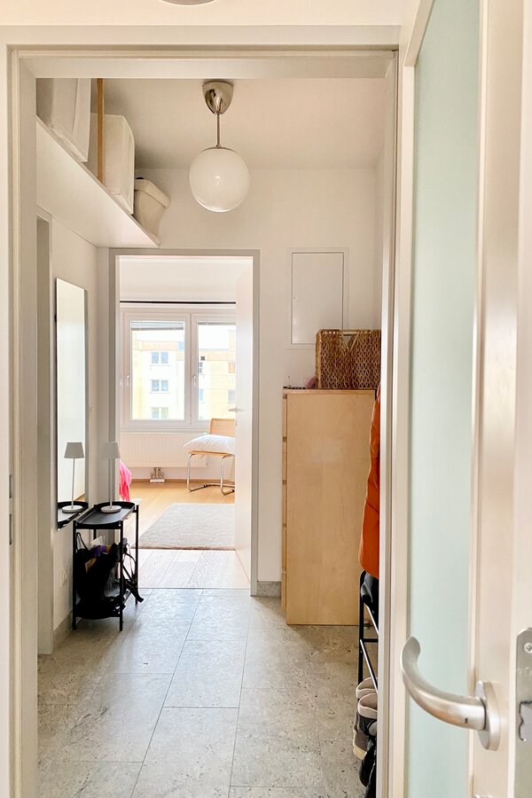 Blick von Küche in Flur und Schlafzimmer