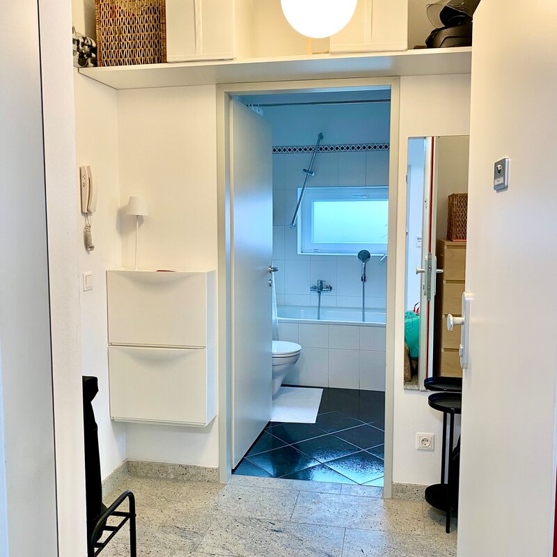 Blick von Einganstür in Flur und Bad