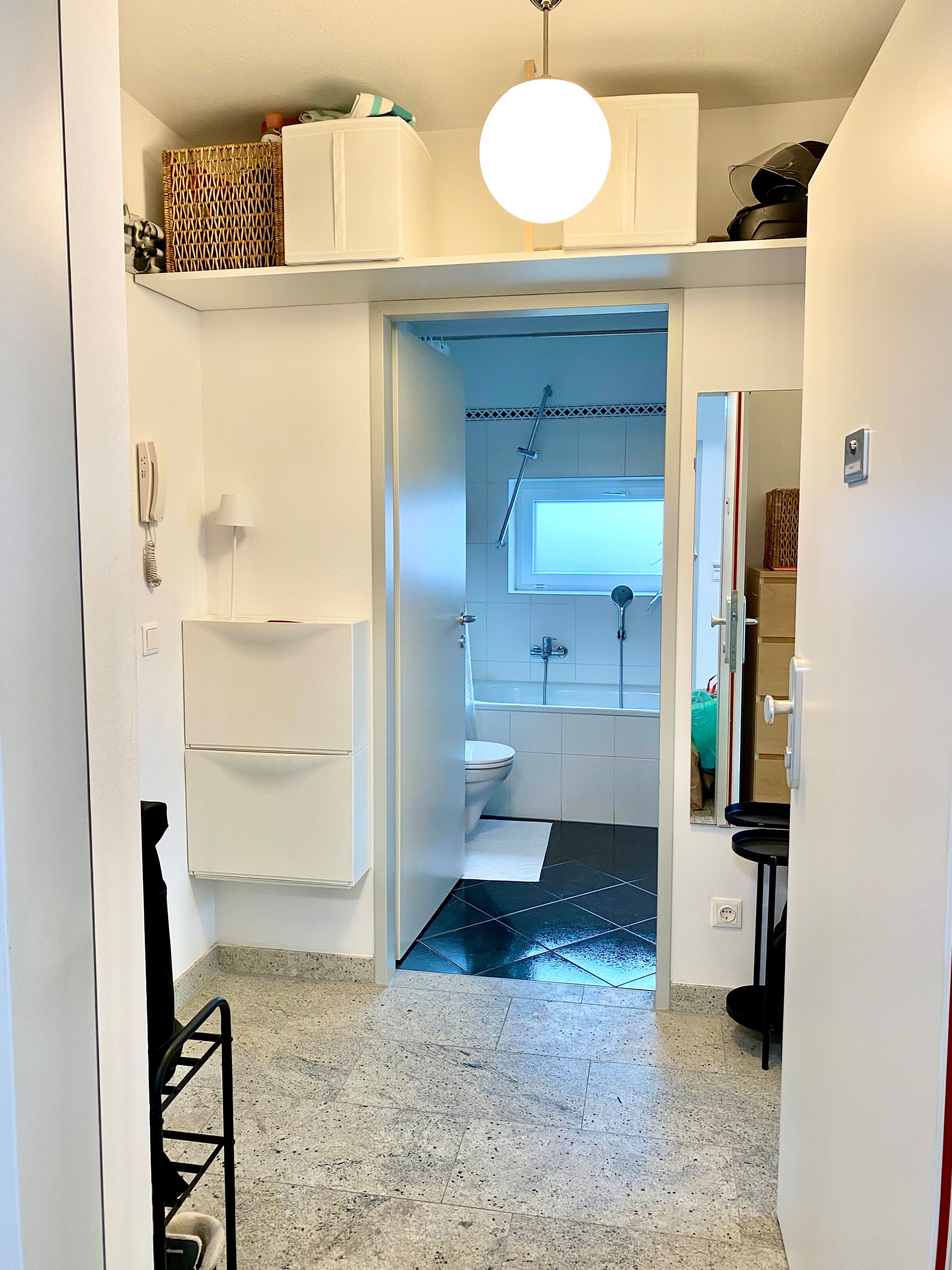 Blick von Einganstür in Flur und Bad