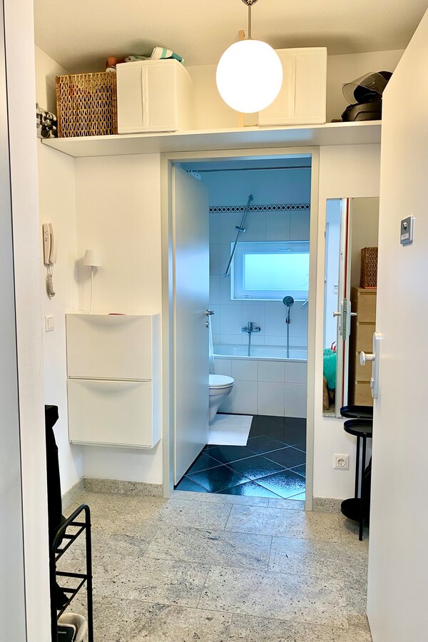 Blick von Einganstür in Flur und Bad