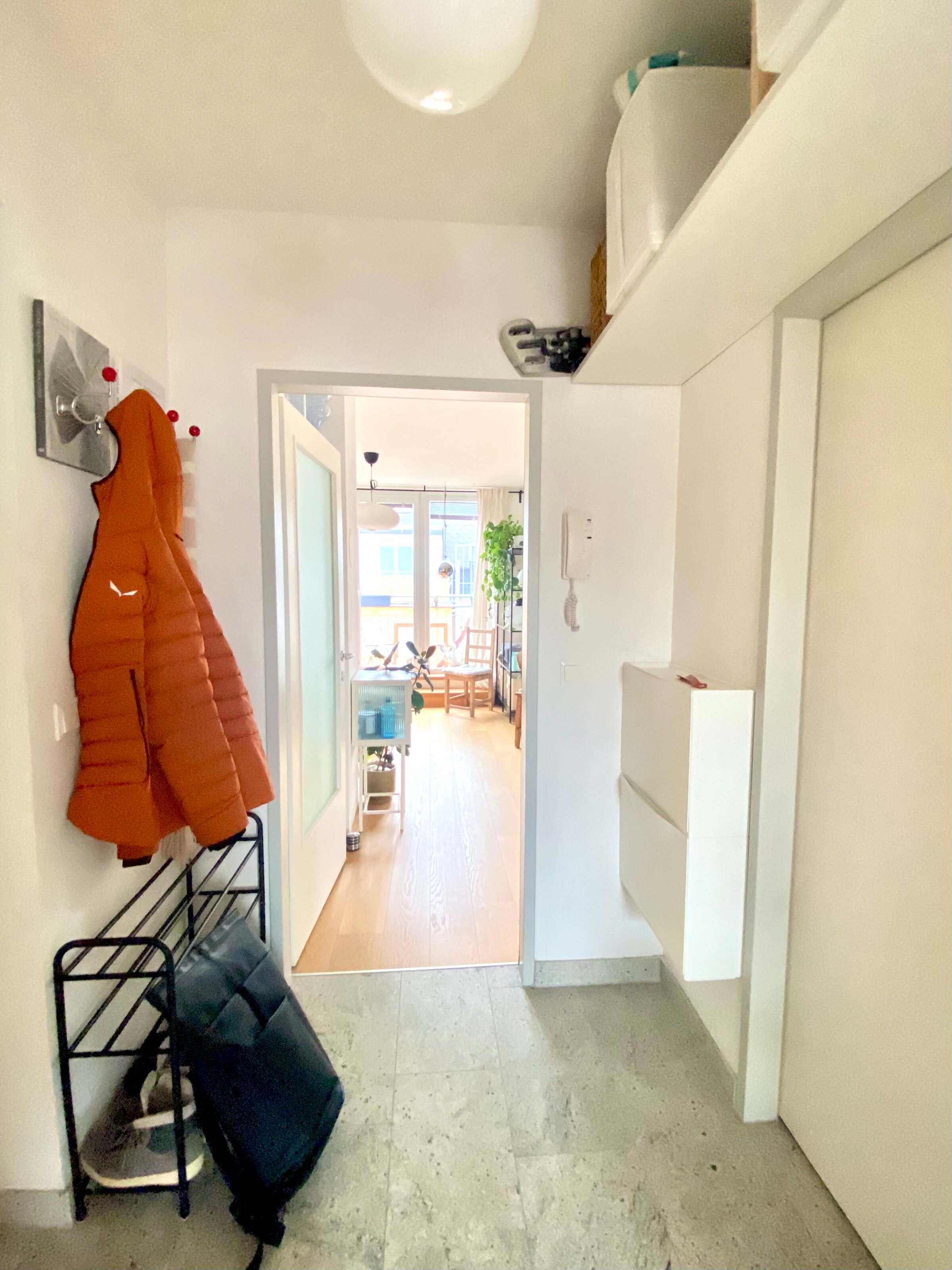 Blick aus dem Flur ins Wohnzimmer