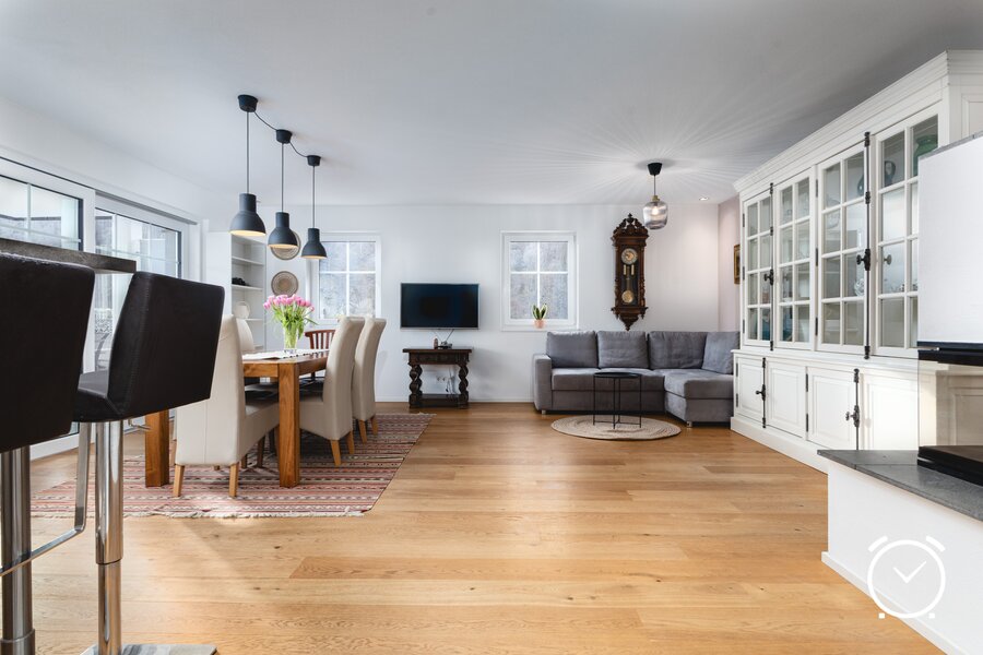 Open living and dining area – 2-room apartment for short-term rental in Anif, temporary housing for 1 to 6 months.