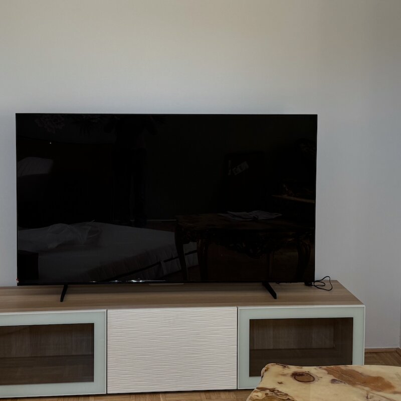 Großer 65 Zoll Fernseher