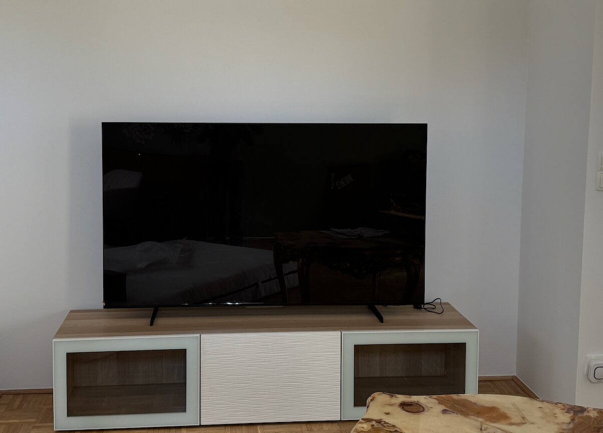 Großer 65 Zoll Fernseher