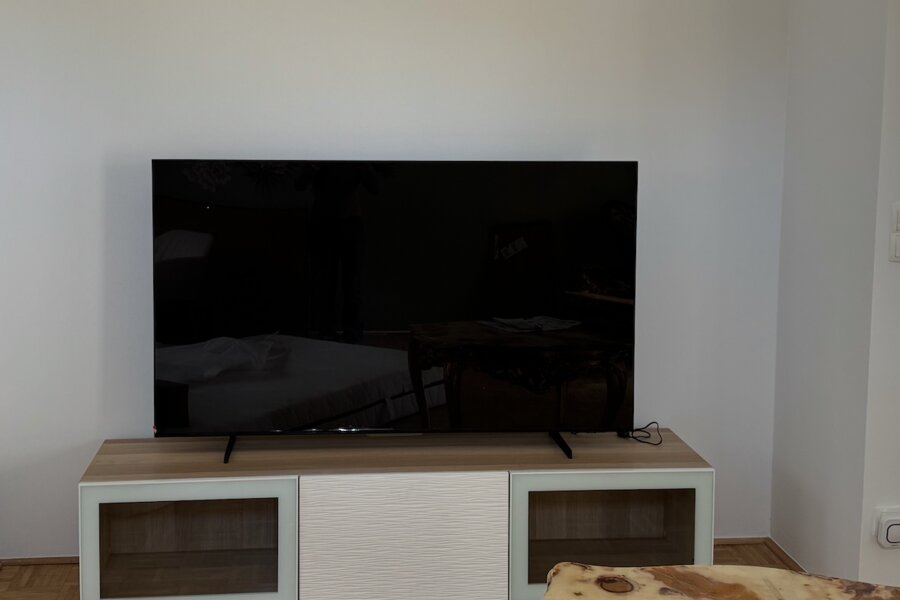 Großer 65 Zoll Fernseher