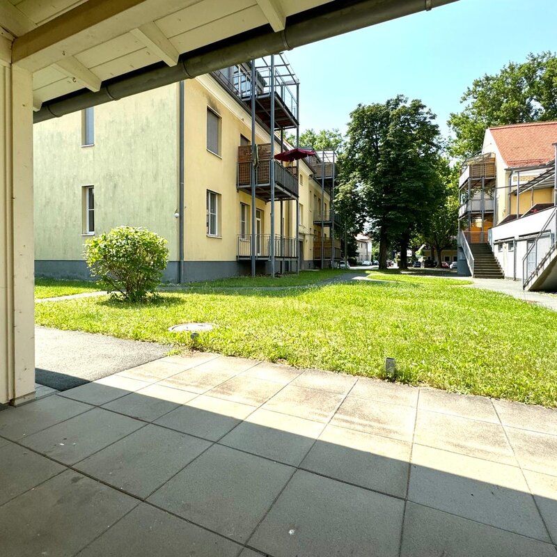 Große überdachte Terrasse