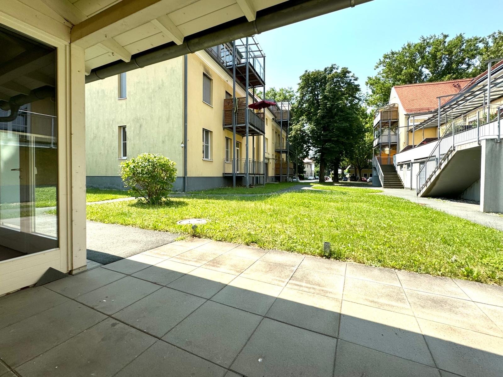 Große überdachte Terrasse