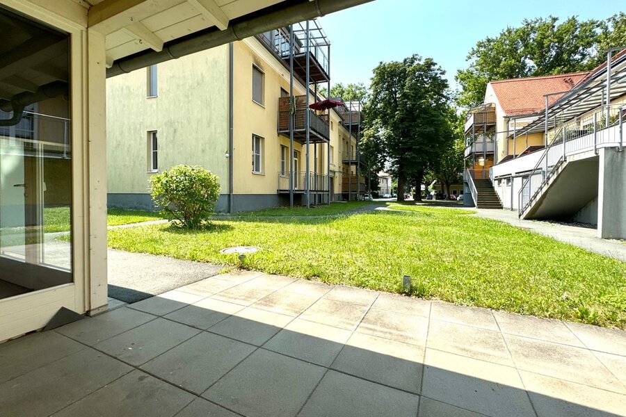 Große überdachte Terrasse