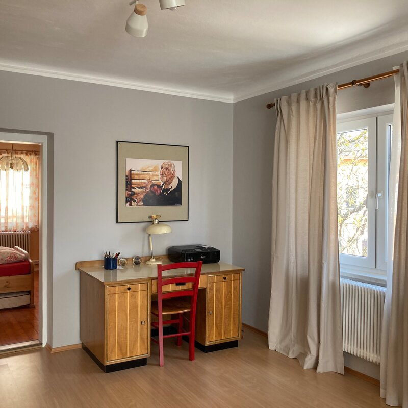 Schreibtisch am sonnigen Ostfenster im Wohnzimmer