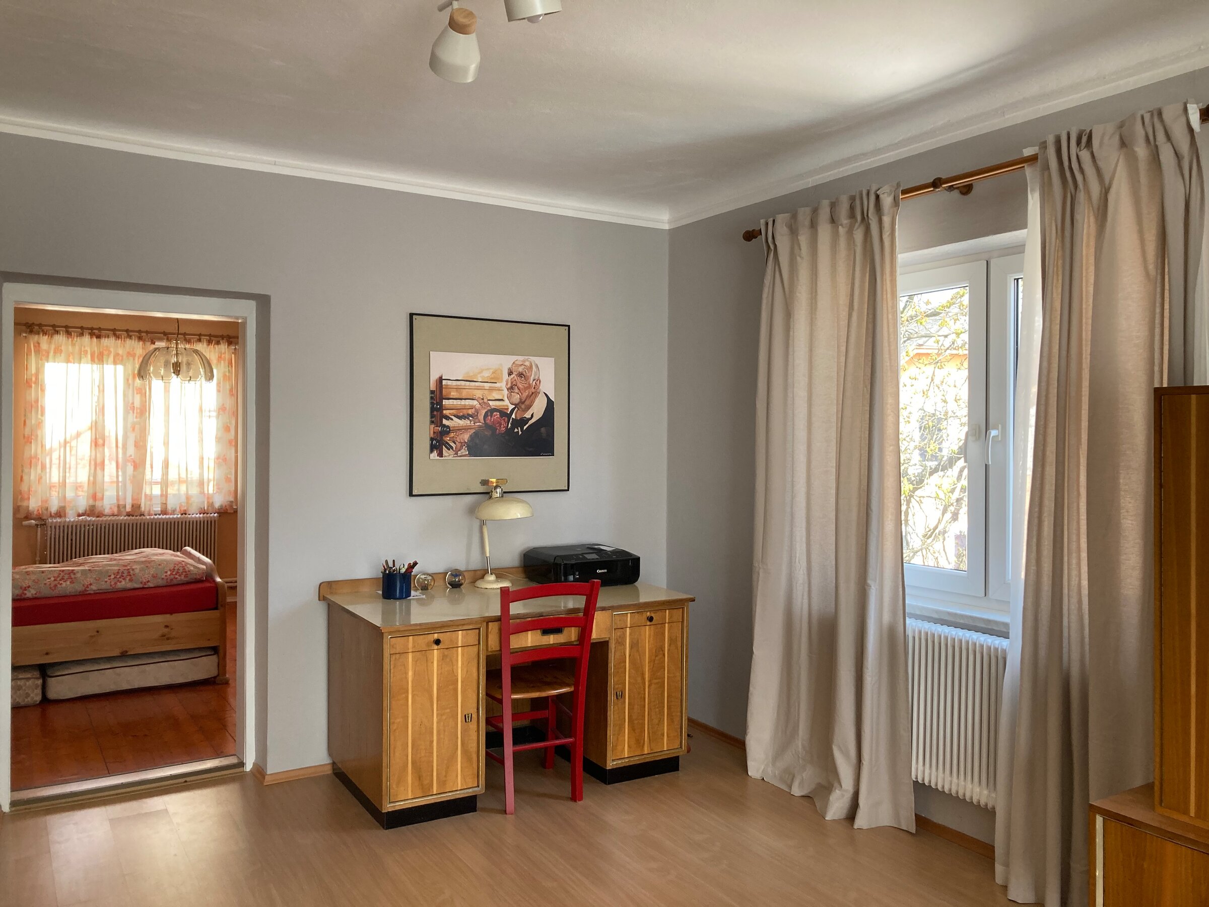 Schreibtisch am sonnigen Ostfenster im Wohnzimmer